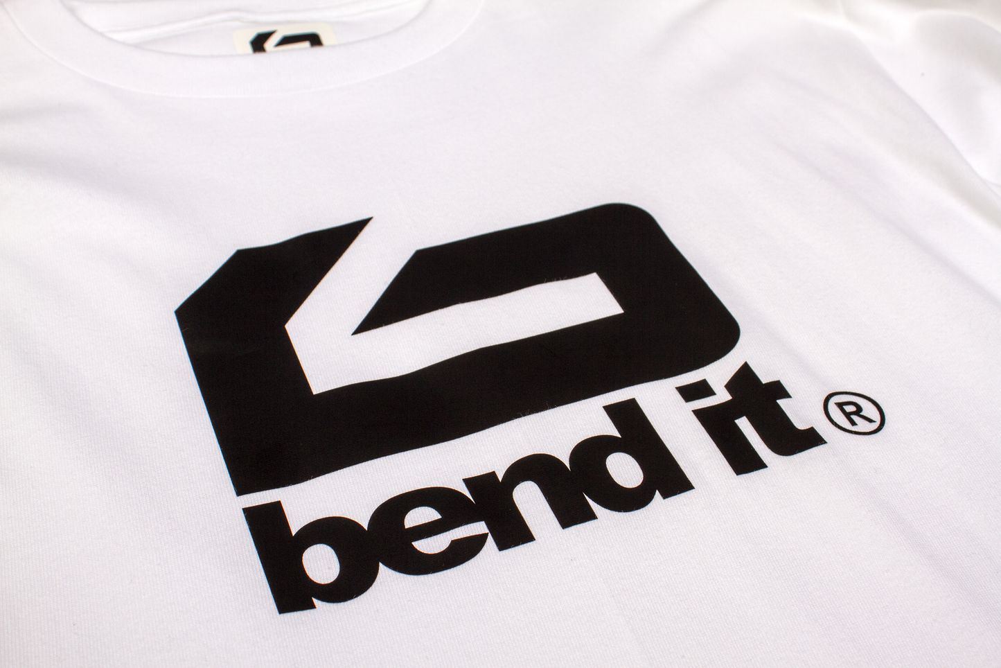快適で汎用性の高い ビッグロゴ ロングスリーブTシャツ|シーズンレスデザイン be25_13 コットンlogo ロングTシャツ | Bend It サッカーウェア