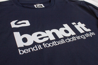 純粋で誠実な想いを込めた、グラウンドでも街でも映えるモダンなメッセージロングTシャツ be25_03 止蹴運ドライロングスリーブTシャツ | Bend It サッカーウェア