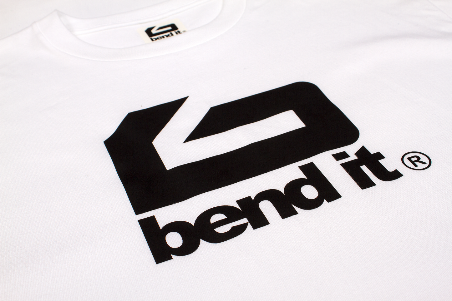 快適でタイムレスなコットンロゴTシャツ｜オールシーズン活躍する万能デザイン be25_05 コットンlogoTシャツ | Bend It サッカーウェア