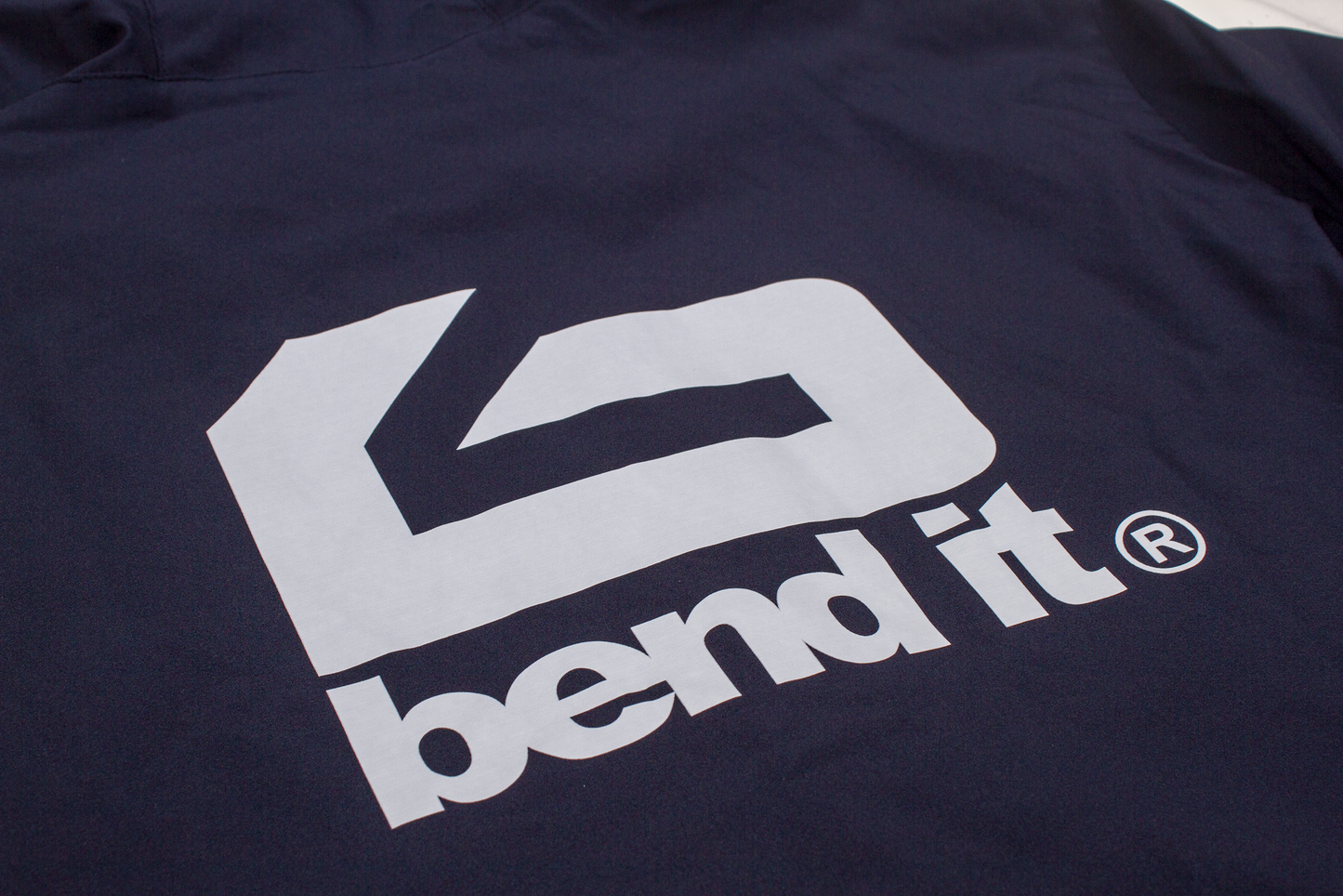 シンプルで洗練された軽量ストレッチ bend it ピステジャケット｜モダンなミニマルデザイン be25_08 ドライストレッチフーディ | Bend It サッカーウェア