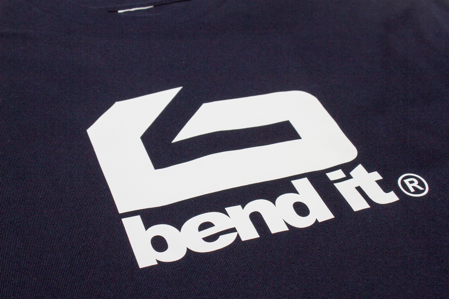 快適で汎用性の高い ビッグロゴ ロングスリーブTシャツ｜シーズンレスデザイン be25_13 コットンlogo ロングTシャツ | Bend It サッカーウェア