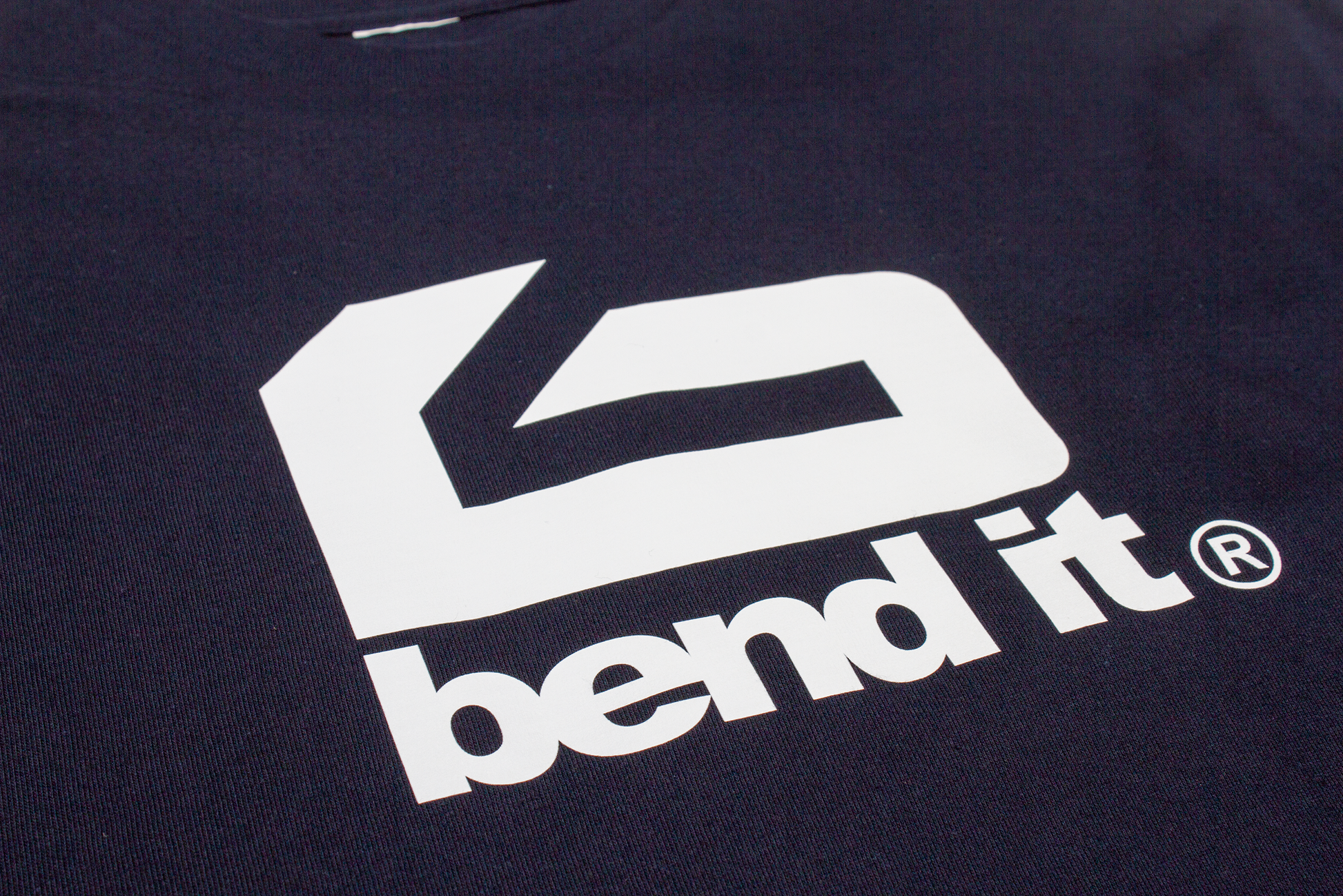 快適で汎用性の高い ビッグロゴ ロングスリーブTシャツ｜シーズンレスデザイン be25_13 コットンlogo ロングTシャツ | Bend It サッカーウェア