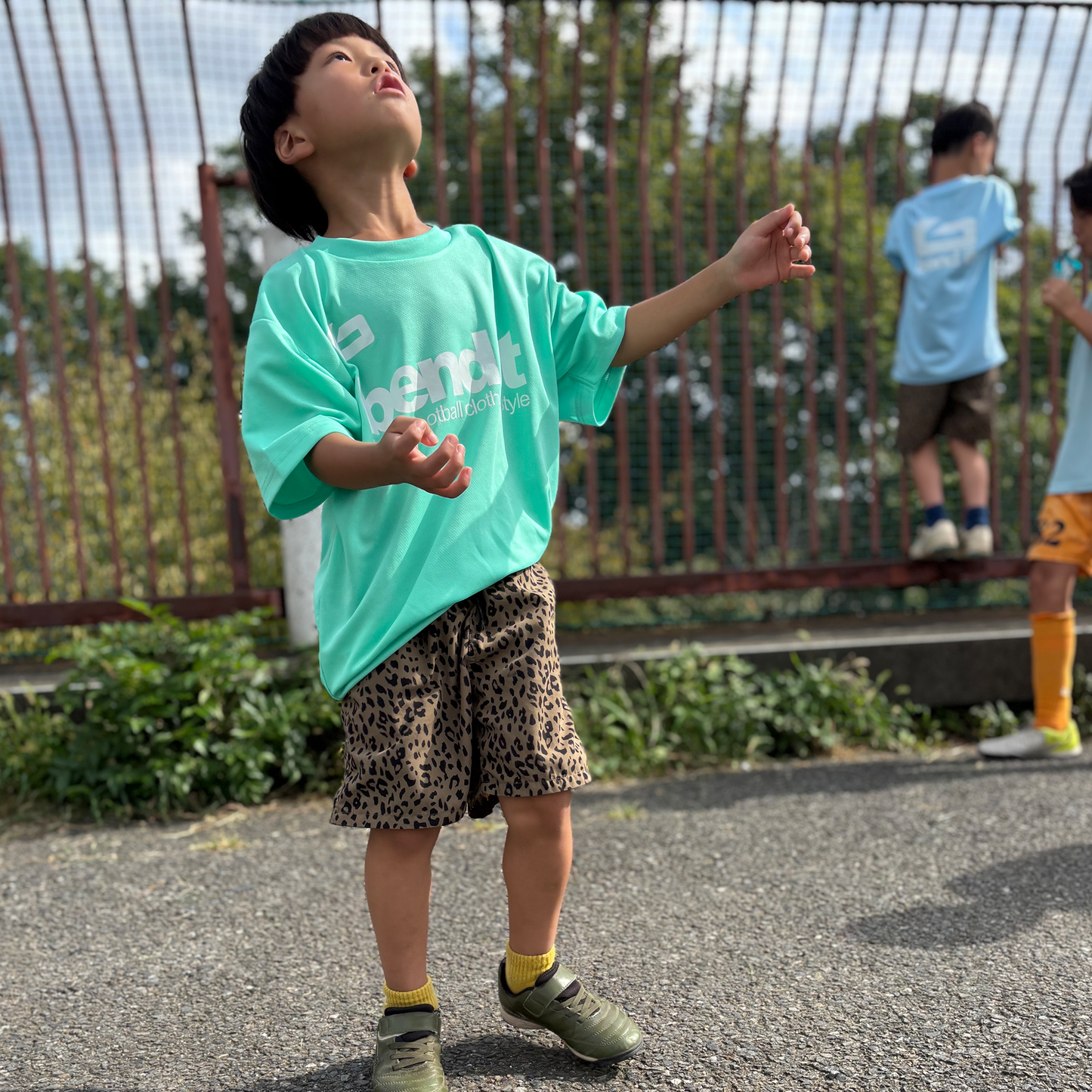 ジュニアサイズ 親子でのおそろいコーデや、チーム仲間とのユニフォーム風アイテムとして最適 be25_13 | Bend It サッカーウェア