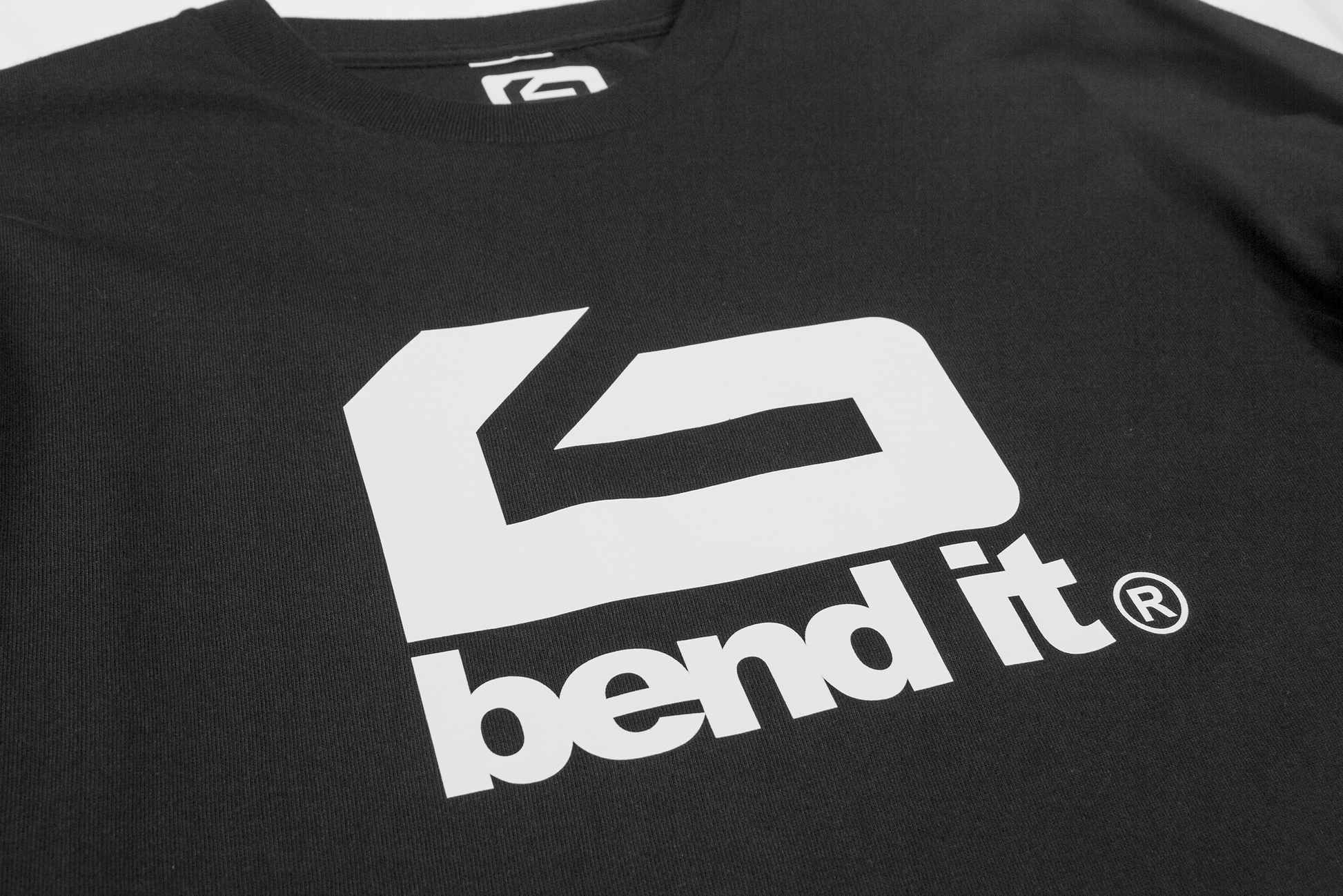 快適で汎用性の高い ビッグロゴ ロングスリーブTシャツ｜シーズンレスデザイン be25_13 コットンlogo ロングTシャツ | Bend It サッカーウェア